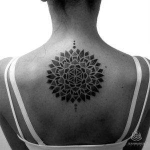 Mandala tatuaje en dotwork situado en la espalda