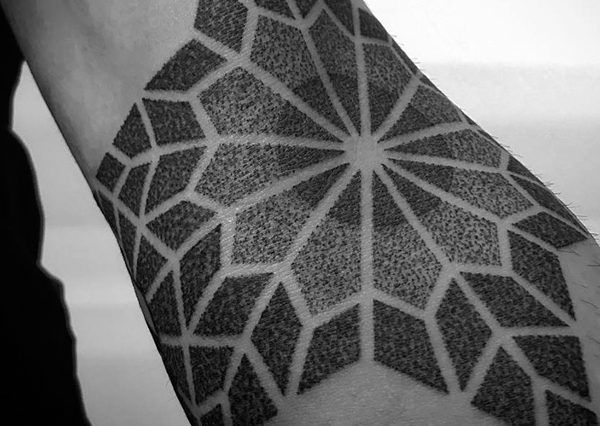 Tatuaje puntillismo en el brazo ralizado en Madrid, España